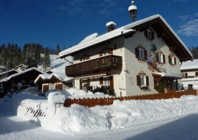 Winteransicht Haus Hahn Mittenwald Karwendel