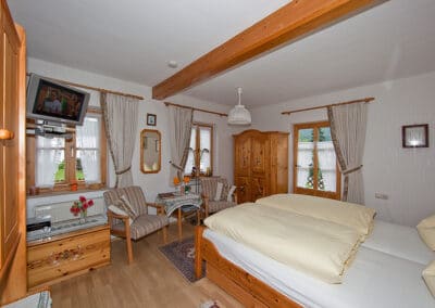 gemütlicher Wohn- und Schlafraum Fewo Karwendel mit Fernseher - Haus Hahn Mittenwald