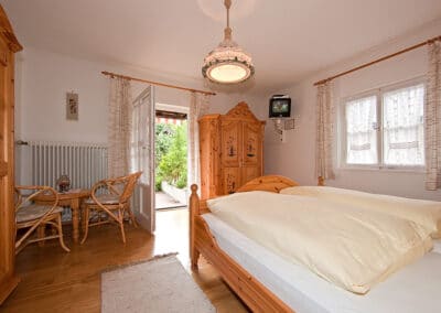 Schlafzimmer Ferienwohnung Wetterstein offene Balkontüre - Haus Hahn Mittenwald